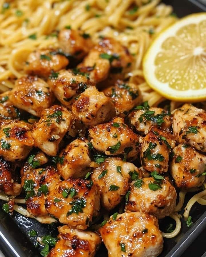 Bouchées de poulet au beurre à l’ail et linguine au citron et au parmesan