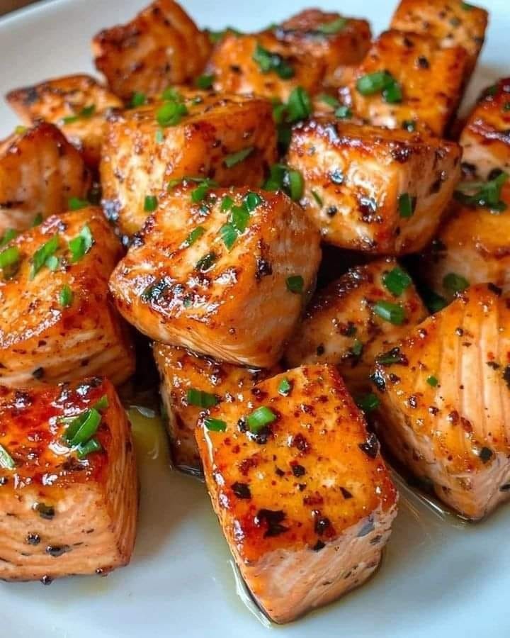 Bouchées de saumon à la friteuse à air avec du miel chaud