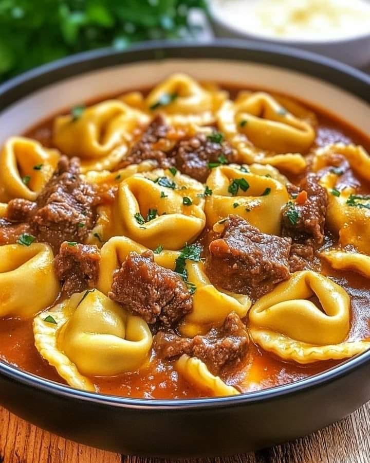 Tortellini au fromage et au steak dans une sauce riche au provolone