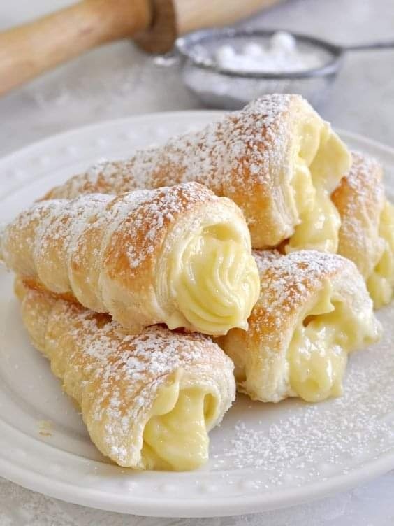 Cannoncini farcis à la crème italienne (cornes de pâte feuilletée)