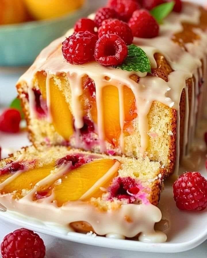 Gâteau juteux à la pêche et aux framboises