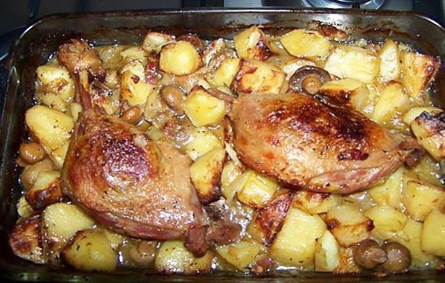 CUISSES DE CANARD ET POMMES DE TERRE FONDANTES AU FOUR