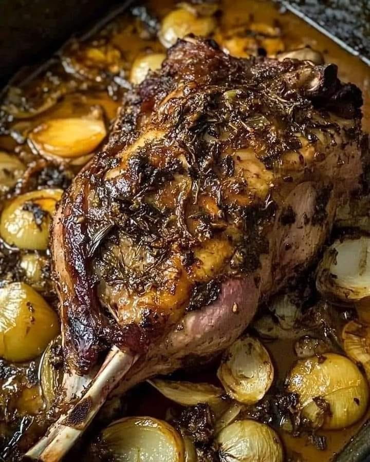 Agneau rôti au miel et au safran avec oignons caramélisés