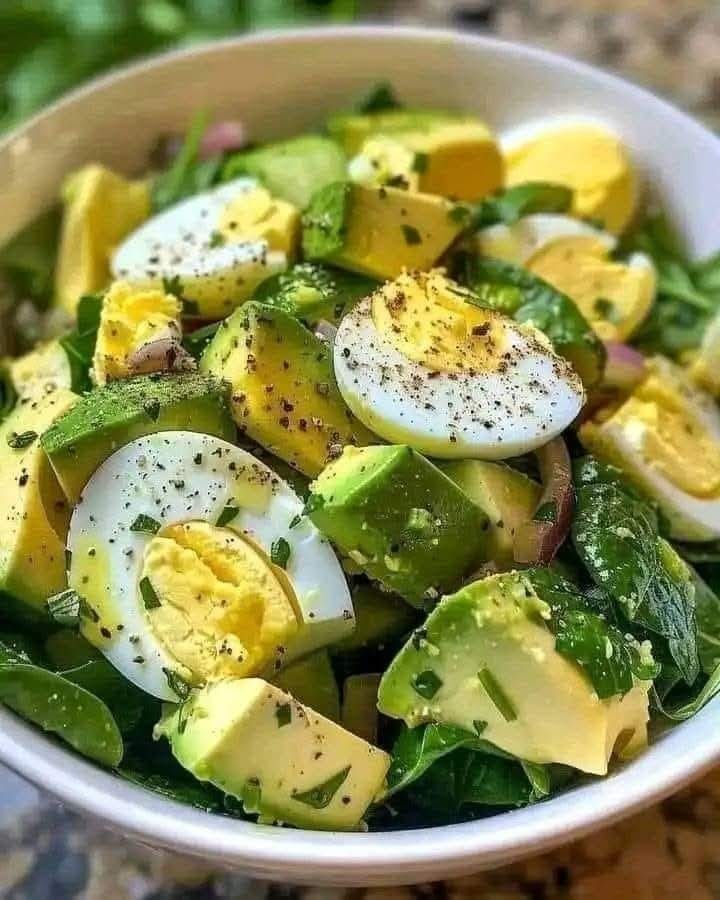 Salade d’oeufs à l’avocat et aux épinards