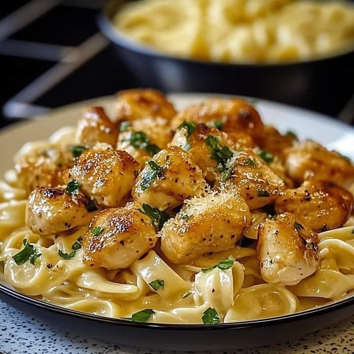 POULET AU BEURRE À L’AIL ET DÉLICES DE PÂTES CRÉMEUSES