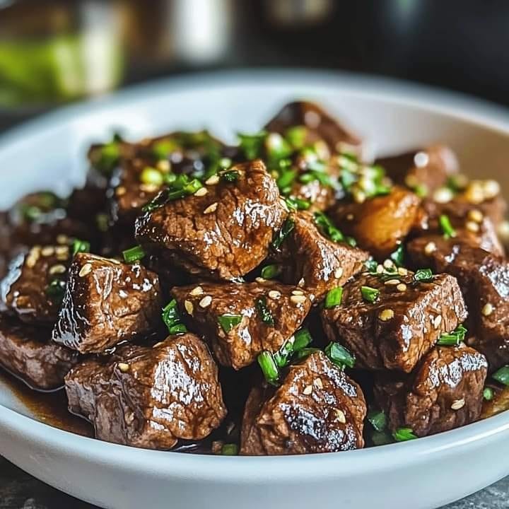 Bouchées tendres de steak à l’ail et au miel dans une mijoteuse