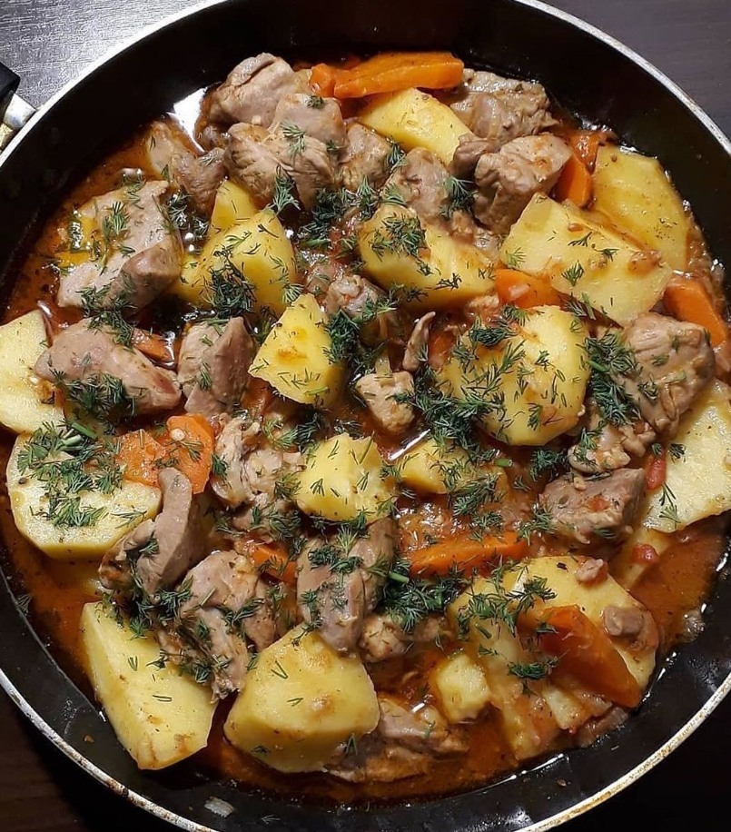 Bouchées de steak à l’ail, au beurre et aux herbes avec des pommes de terre 