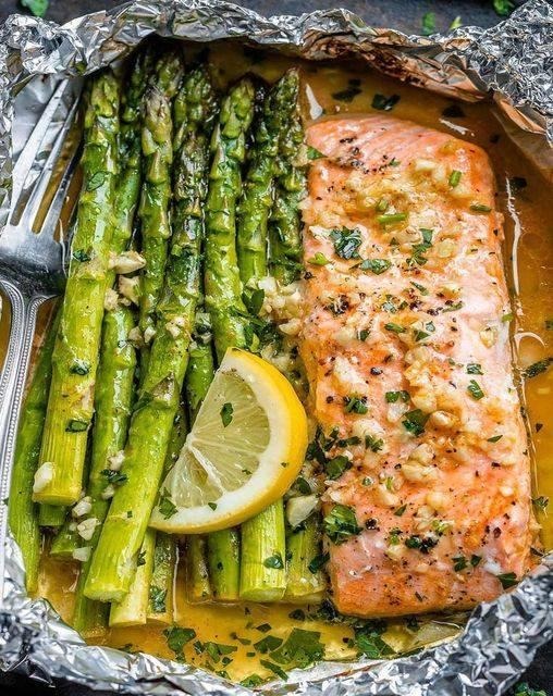 Saumon et asperges en papillote avec sauce citronnée à l’ail