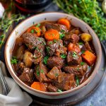 Bœuf mijoté au vin rouge, lardons, champignons et tomate